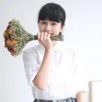 白衬衫马尾辫女孩头像要青春的女学生的背景是教室更好