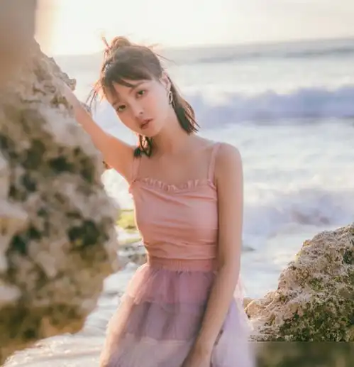 纹身美女模特霸气硬照,在鼓浪屿礁石上,摆好姿势身材大赞