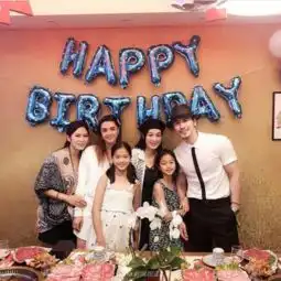 组图钟丽缇为张伦硕庆生嘟嘴亲吻与三女儿同框甜蜜温馨
