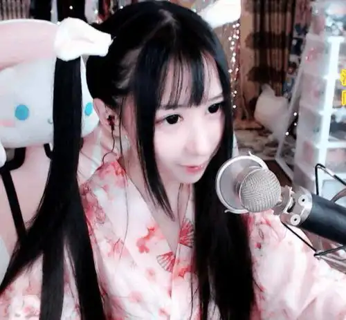 二次元17岁美少女,沉迷吃鸡不能自拔,无奈3d眩晕症让人恶心头疼