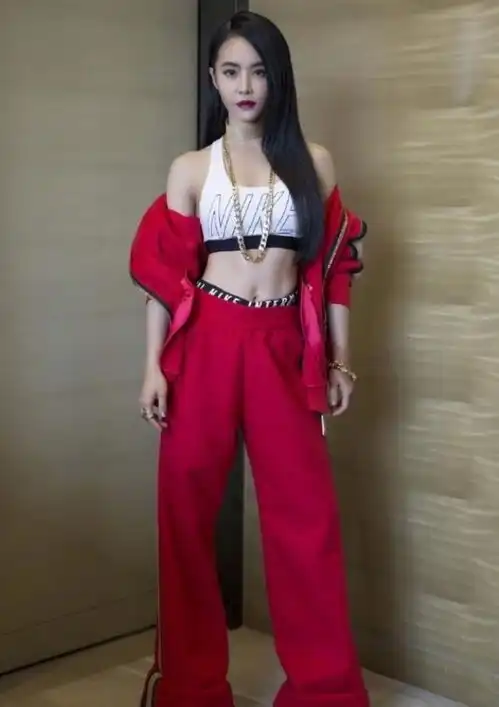蛮兔为什么是dnf第一美女主播看她与蔡依林合影,差距一目了然