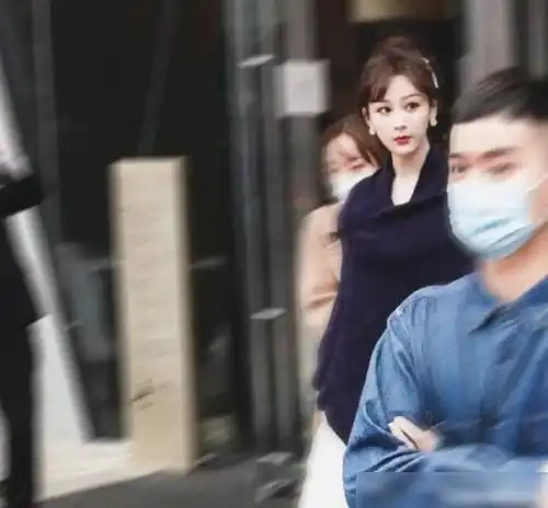 不愧是女明星杨紫品质大典生图曝光,高贵盘发尽显天鹅颈