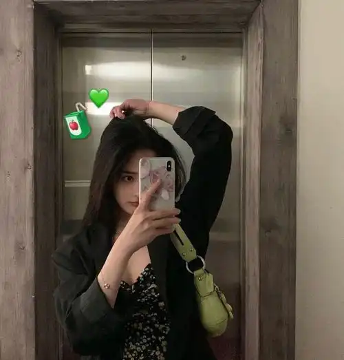 甜美美女的日常穿搭,黑色小西装搭配翠花连衣裙,太有感觉了