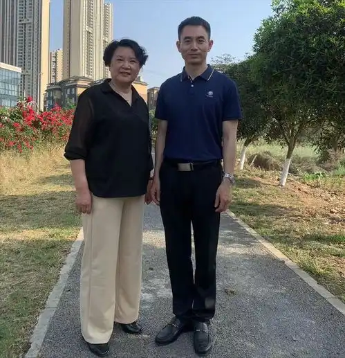 奋斗改变命运,贫寒之家飞出航天员叶光富,江新林