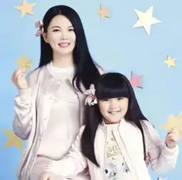 9岁王诗龄晒圣诞礼物,妈妈李湘忘记拆标签,价格引网友不适