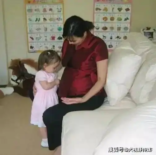 女儿躺赚270亿,成最年轻亿万富翁净身出户的邓文迪,真正的野心在这