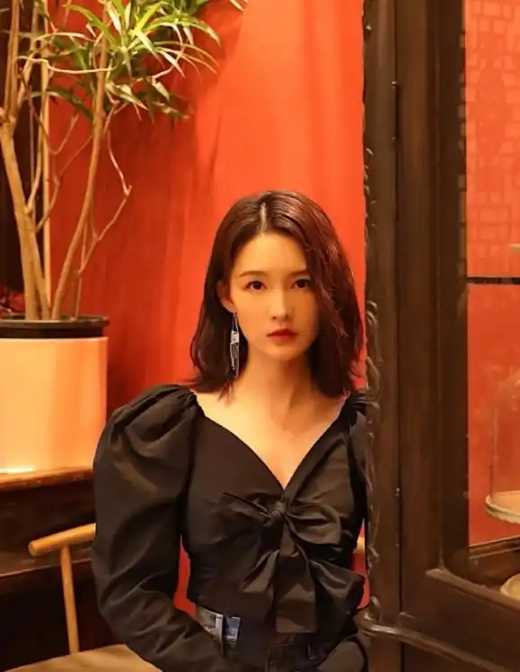 杨幂太适合御姐范,连体西装裤珠宝项链,有点女企业家那味儿了