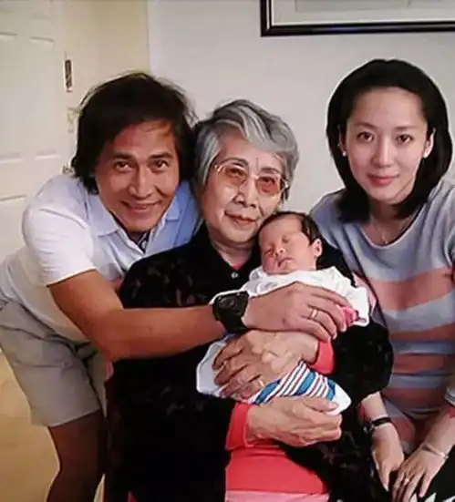 齐秦35岁娇妻近照,两人相差24岁,颜值高身材好,气质不输王祖贤