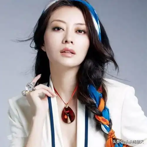 熊黛林更性感了,藏不住凹凸感,辣妈真不简单