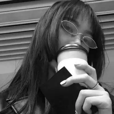 伤感霸气的黑白色女生头像这个世界有趣没趣的是我