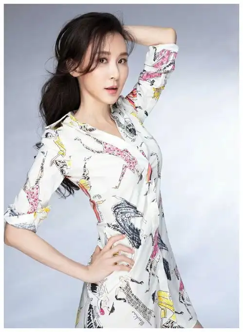 52岁萧蔷穿紧身衣在家健身,火辣身材吸睛,台湾第一美女至今未嫁