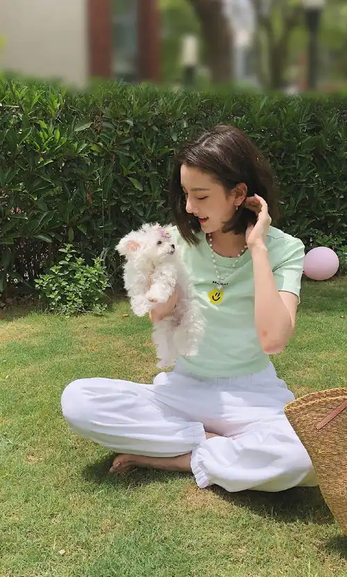 宋祖儿好可爱,穿淡绿色短袖手抱宠物狗,妥妥的18岁元气少女