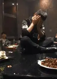 爆笑图小哥你才喝二杯吧,咋就上桌了