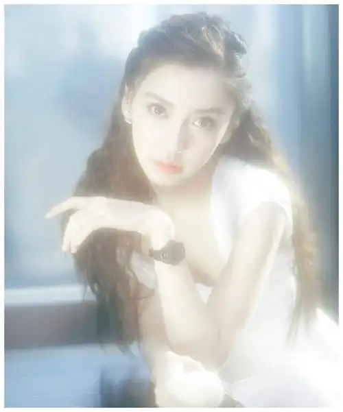 美女明星angelababy杨颖身穿白色露肩裙似雾中仙女唯美写真