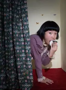 鬼马少女的怪诞自拍女摄
