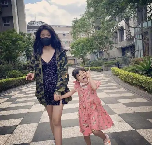 贾静雯久违晒女儿,称她们是自己的人生导师,咘咘烫泡面头像混血