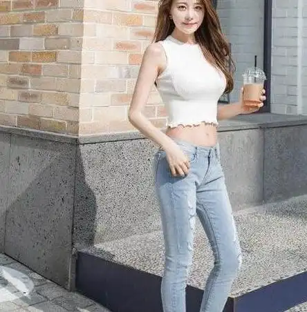 甜美靓丽的牛仔裤美女,展现一双筷子腿,时髦感太强了