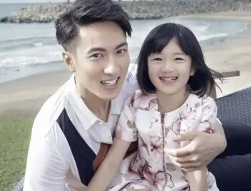 吴尊晒大女儿近照,戴豹纹眼镜头发凌乱,抛弃女神形象走搞怪路线