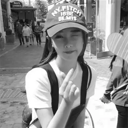 时尚有气质比较成熟的黑白头像女生冷酷霸气图片