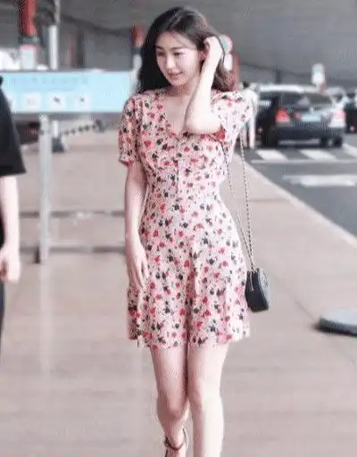 不愧是黄晓明曾经的女人,穿油画风碎花裙,竟比baby还要嫩