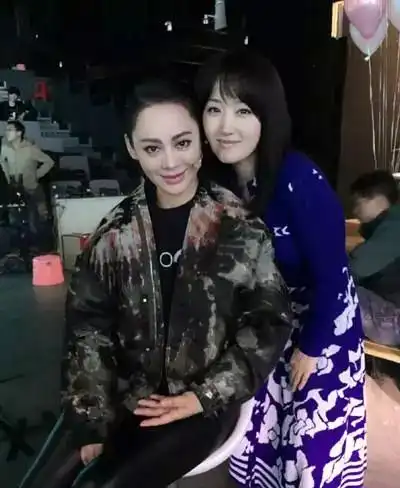 46岁杨钰莹同框45岁宁静,都是不老女神,气质完全不在同一频道上