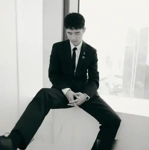 刘昊然黑色西装时尚有型,金丝眼镜尽显男人风尚