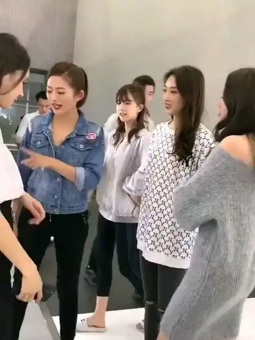 美女相亲成功了,高兴的跳起了舞,太可爱了