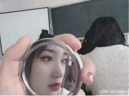初中女生自认为很仙的行为,老师眼中却很幼稚,同学也反感