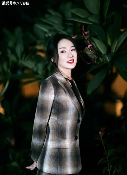 霍思燕被杜江宠成小女孩了,穿格纹西服套装干练利落,气质很娇俏