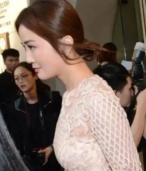 正面美若天仙,侧面颜值下凡这些女星的侧脸,治好我的容貌焦虑