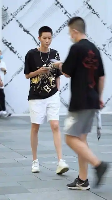 被笑容治愈到了,就喜欢这种痞帅痞帅的女生