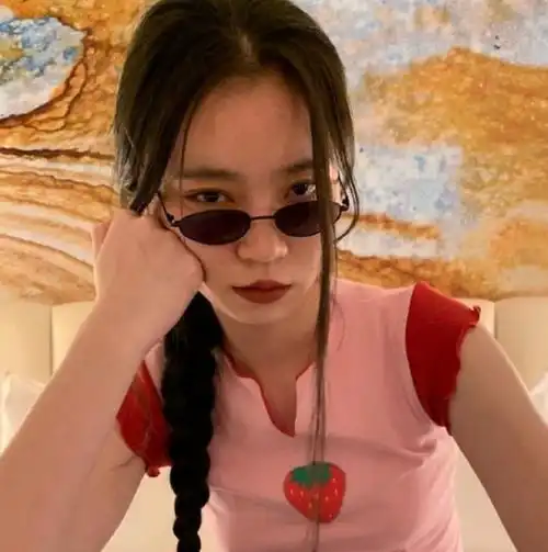 宝藏女孩liuyi私服太有个性了身穿宽松背带裤独特又搞怪