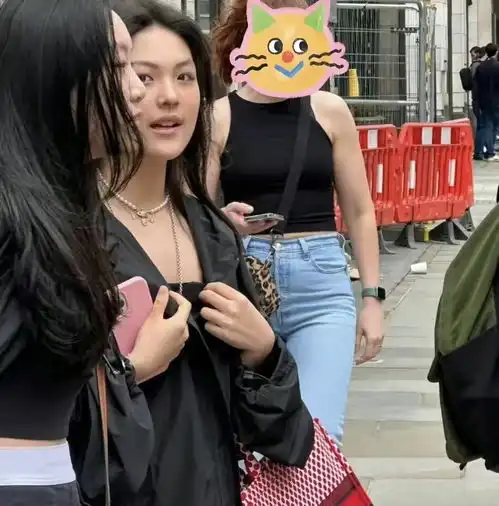 王诗龄和好友逛街被偶遇,露美腿颜值变高,全身名牌抢镜