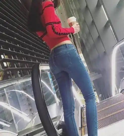 端庄秀丽的牛仔裤美女,高挑又漂亮,彰显成熟女人味