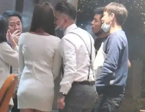 45岁萧淑慎被曝与丈夫起争执,大街上皱眉头,男方仍与网红拥抱喂食