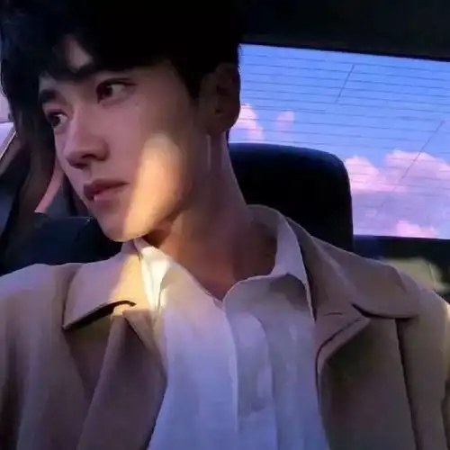 男生头像孤独不是没人爱你,而是你谁也不爱