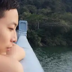 认识一个女生,发现女生手机壁纸,聊天背景都是这张照片,女生弄这张是因为什么原因