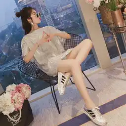比连衣裙还要性感减龄的t恤,舒适又时髦百搭,让你做个百变女神