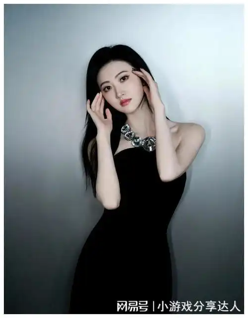 女星景甜又美又飒造型气质在线