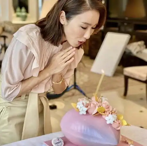 黎姿晒49岁庆生照,意外暴露稀疏头顶感恩家人却未提患病老公