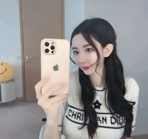 美女网红自曝恋爱经历,16岁把第一次给陈冠希,至今还忘不了他
