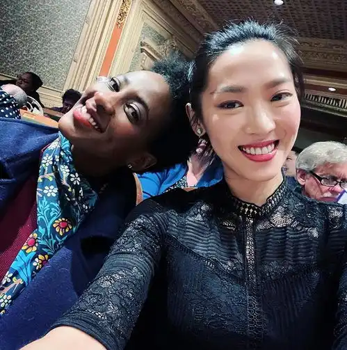 李立群女儿进军北美娱乐圈曾与黑人相恋,33岁身材高挑气质好