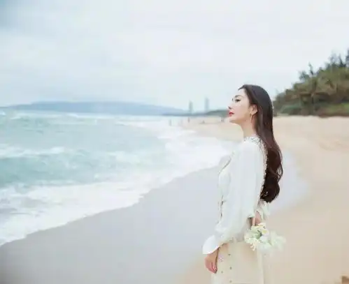 杨幂在海边散步,穿白裙赤脚秀美腿,手拿鲜花如初恋的少女