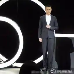 胡歌寸头亮相活动男人味十足