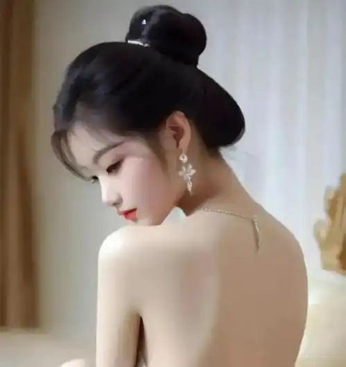 美女上身不穿衣