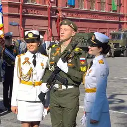 俄胜利日阅兵中的女兵风景线