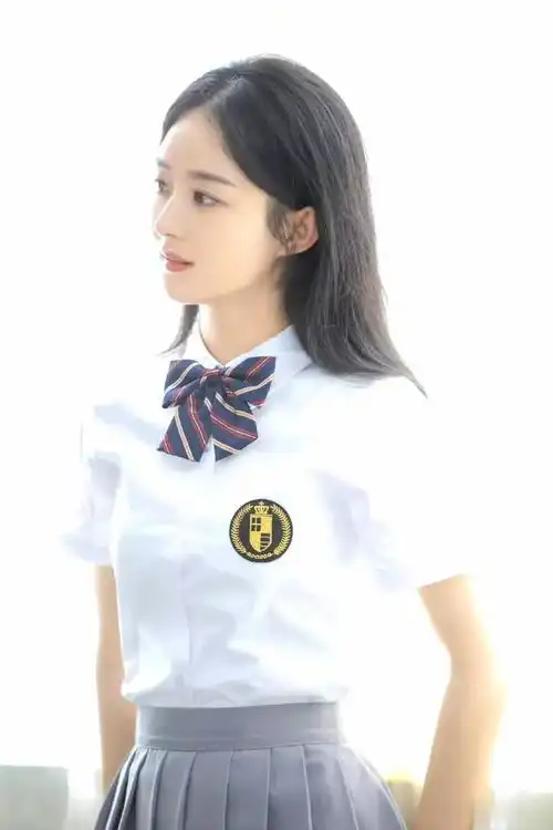 女性脱给我揉绑架网站20250309031758赵丽颖穿校服装,难得人到中年,还有这么清澈的眼神,少女感十足