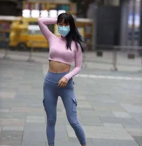 宽胯的打底裤美女,大方得体的搭配风格也耐看,简约时尚