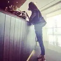有没有女生头像背影戴帽子背书包,最好和下面这个相像