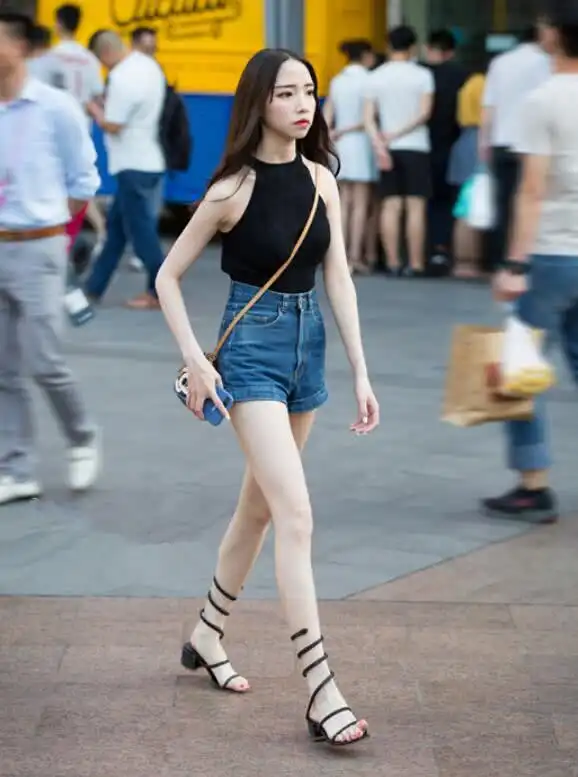街拍170美女紧身裤大长腿,遇到1米5小姐姐,瞬间被ko
